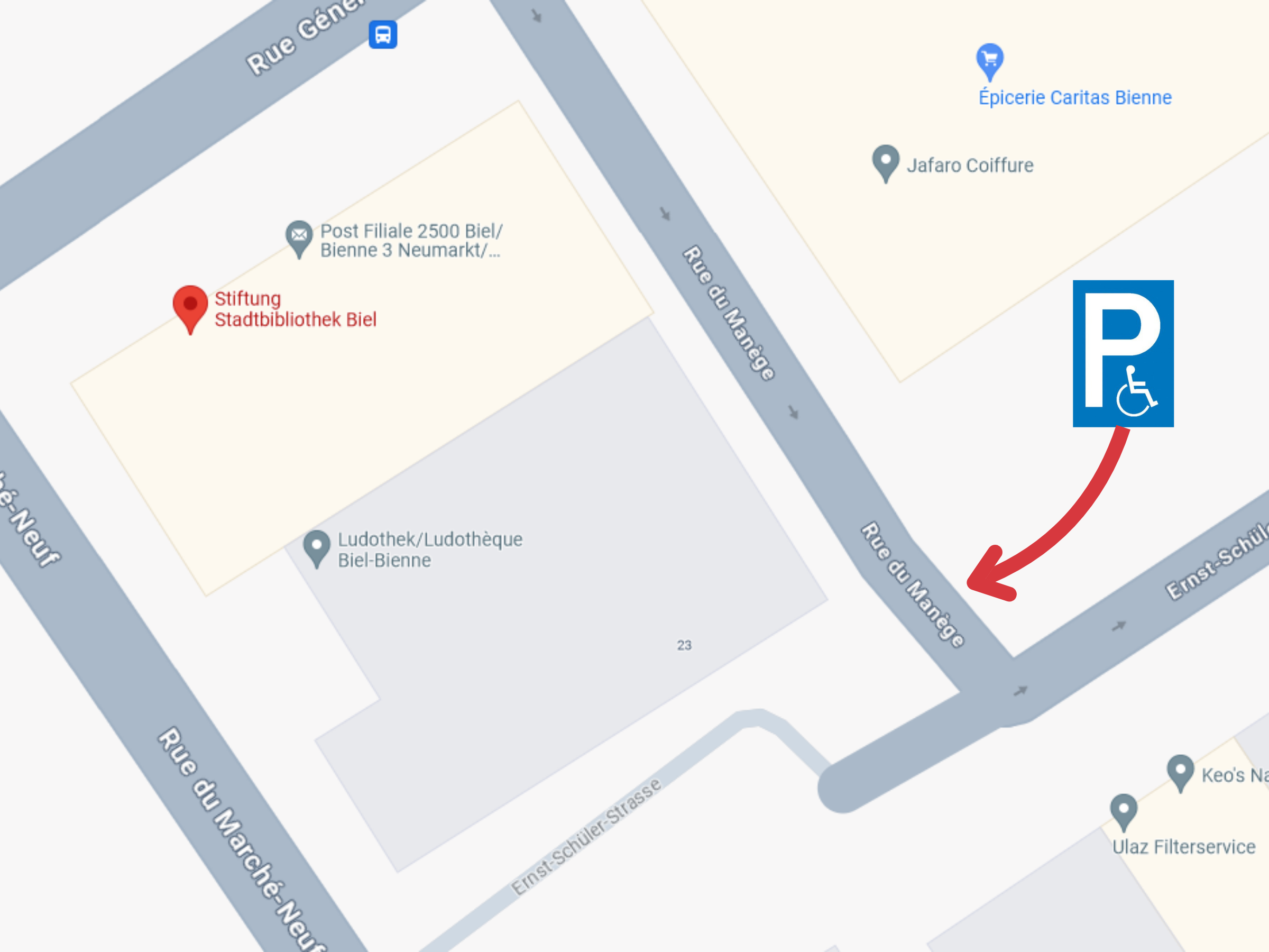 Verfügt die Stadtbibliothek über Parkplätze für Personen mit eingeschränkter Mobilität?